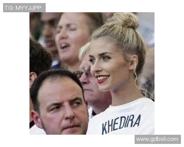 足球场上的邂逅与心动：球星们如何用魅力与技巧搭讪心仪对象