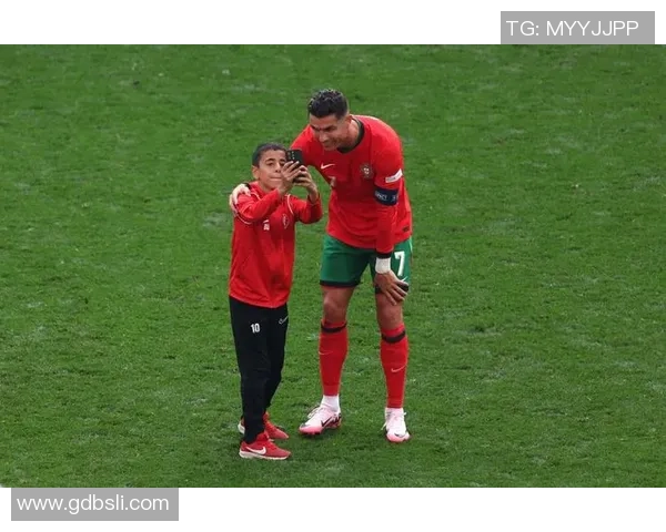 足球明星如何与小球迷亲密互动让孩子们感受到温暖与鼓励